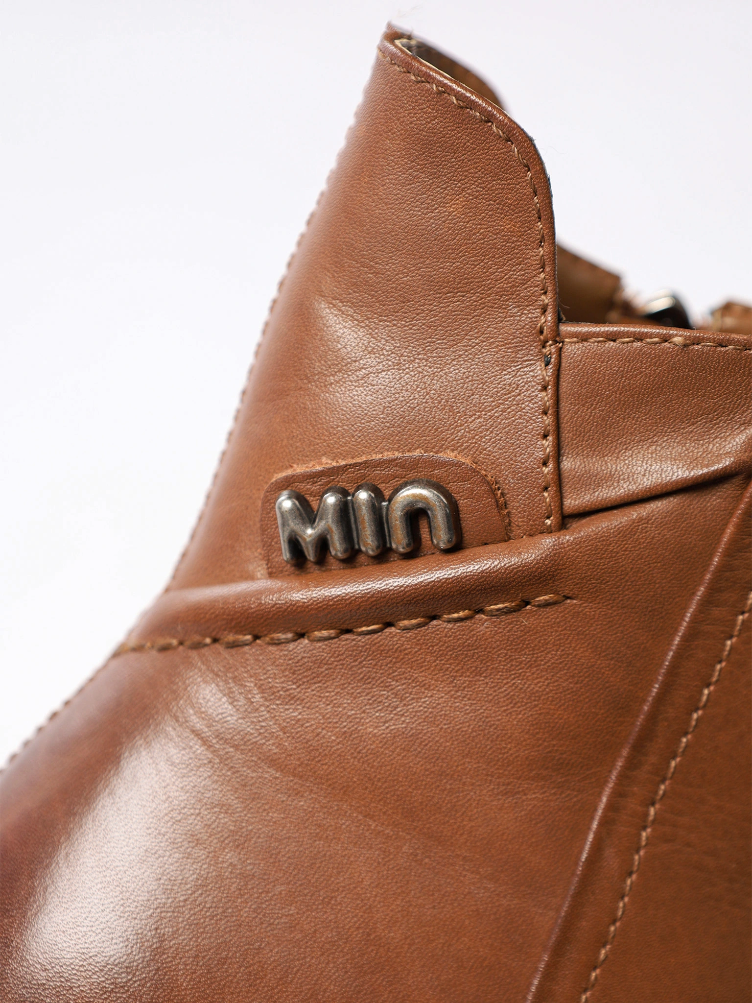 Ботинки рыжего цвета на высоком широком каблуке